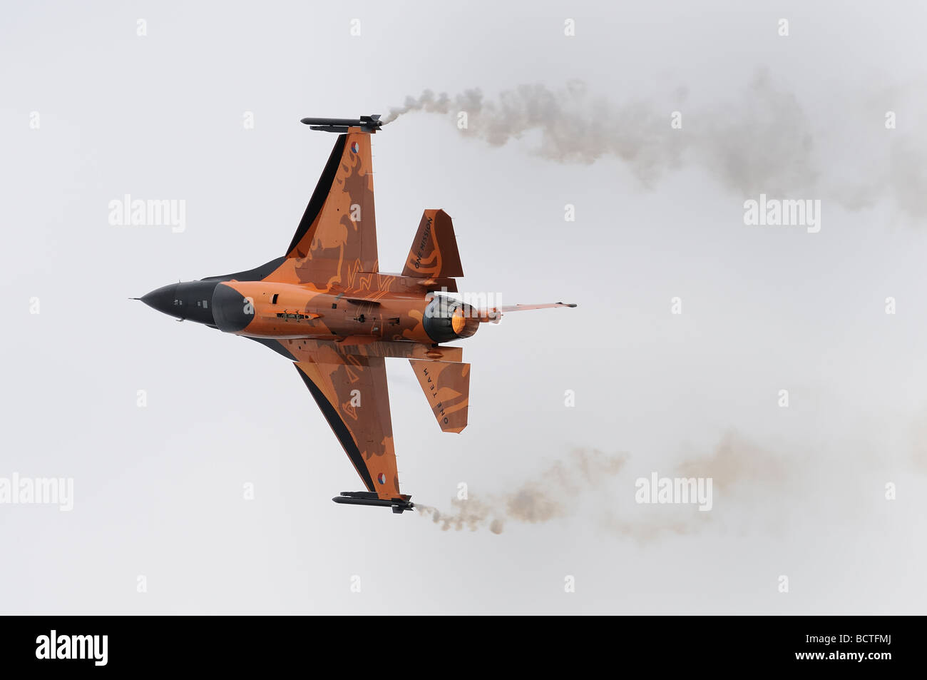 Royal Netherlands Air Force Koninklijke Luchtmacht F-16AM Fighting Falcon mettendo su un eccellente schermo di 2009 RIAT Foto Stock