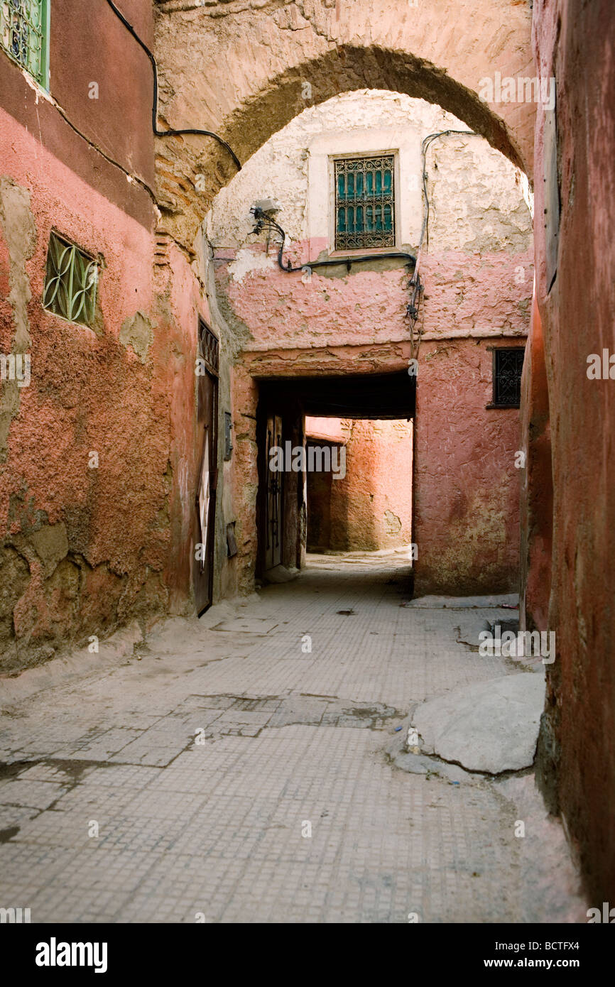 Uno stretto vicolo (souk o souq) nella Medina, la città vecchia di Marrakech, Marocco. Foto Stock