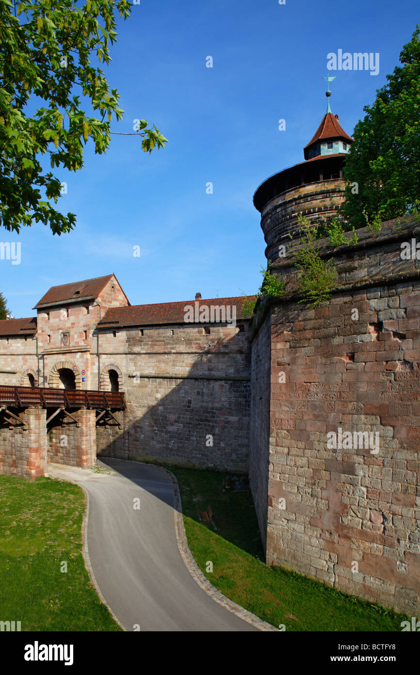 Neutorzwinger Bailey, il Castello di Fossato, Ponte City Gate, torre fortificata, mura della città, il ponte, la città vecchia di Norimberga, Medio Frankonia Foto Stock