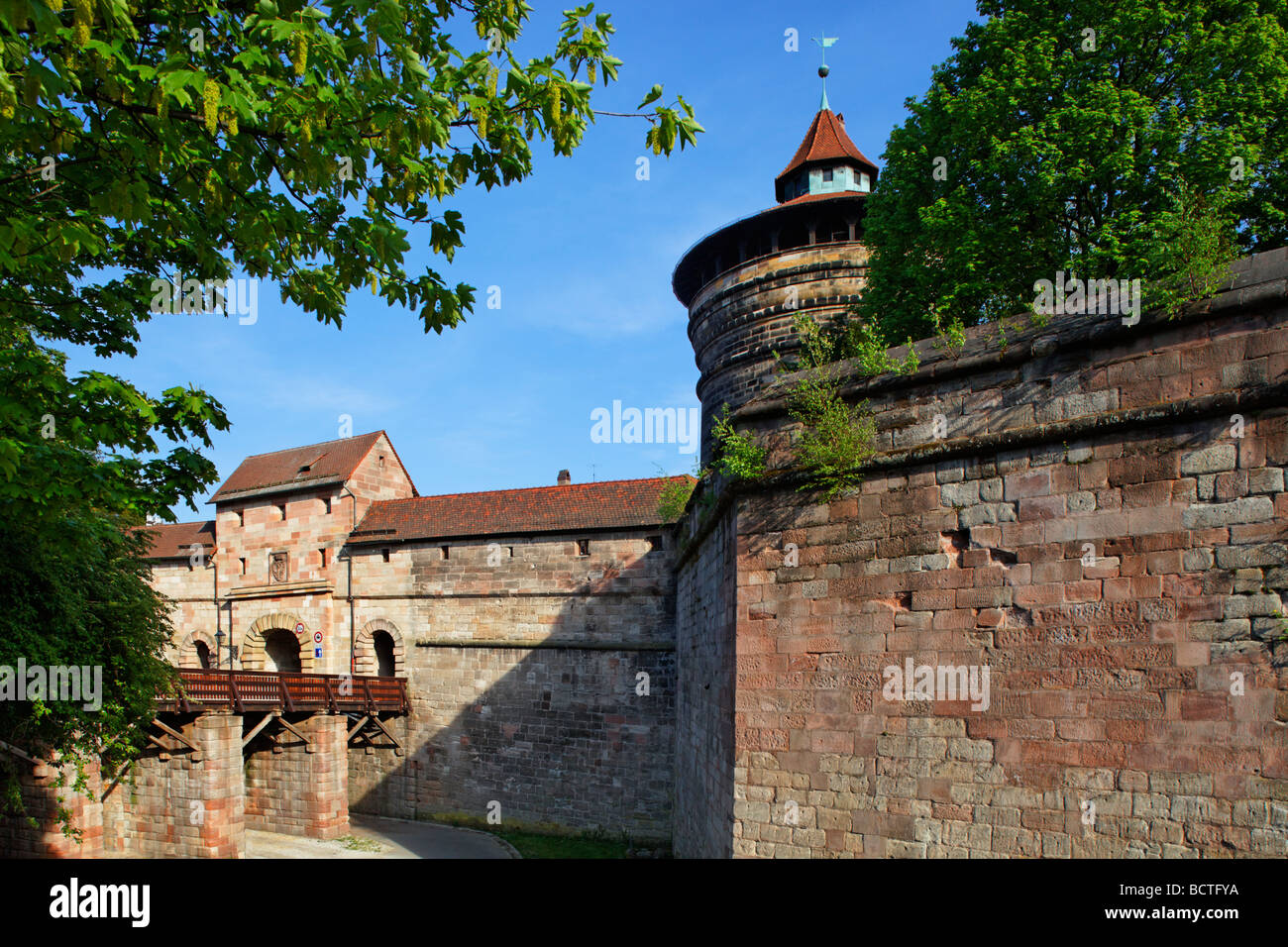 Neutorzwinger Bailey, il Castello di Fossato, Ponte City Gate, torre fortificata, mura della città, il ponte, la città vecchia di Norimberga, Medio Frankonia Foto Stock