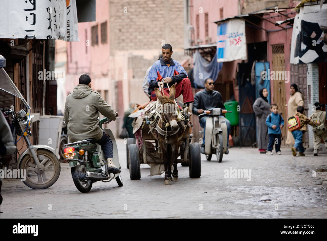 Una scena di strada a Medina, la città vecchia di Marrakech, Marocco. Foto Stock