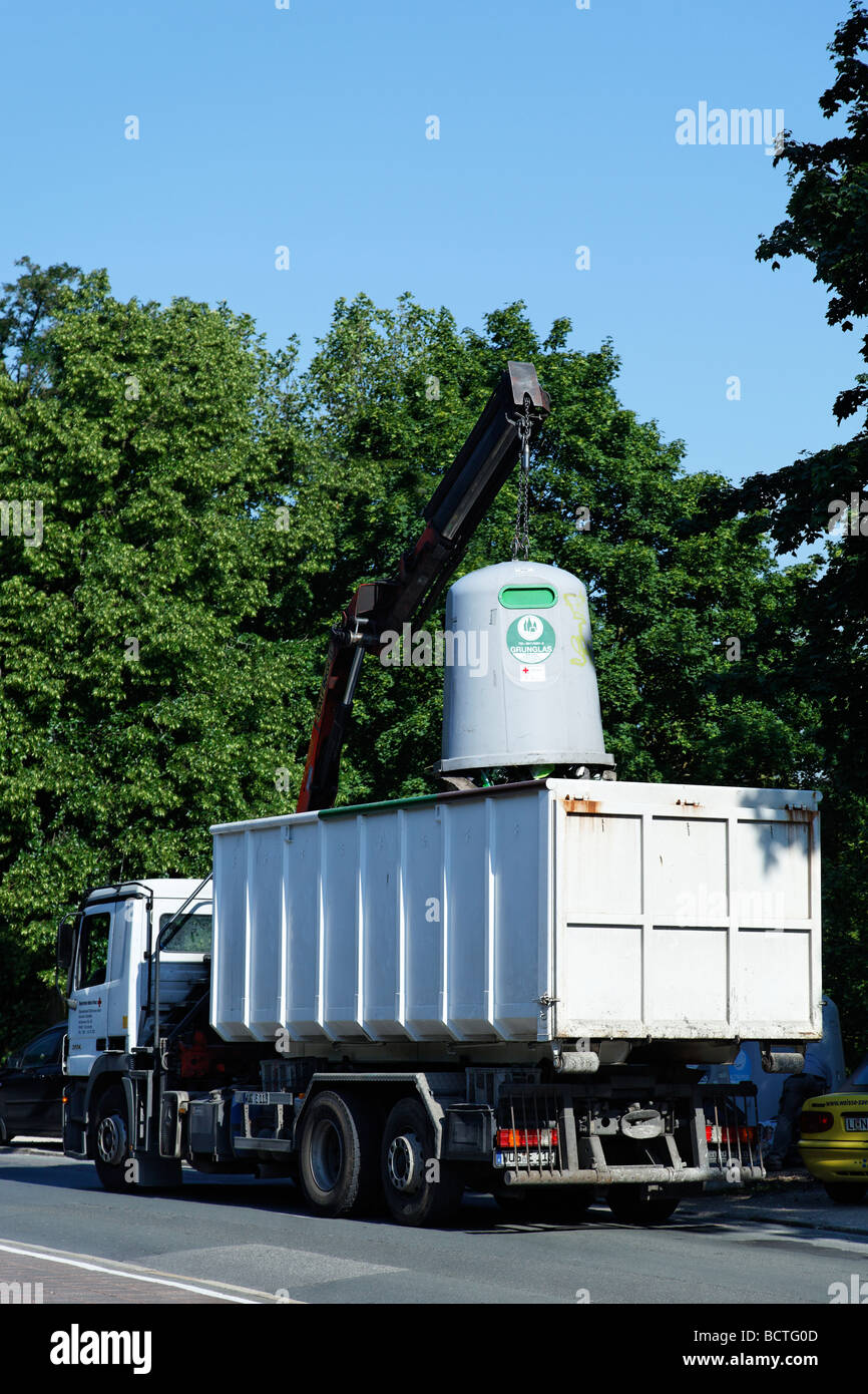 Carrello lo svuotamento dei rifiuti di un contenitore di vetro con una gru, Norimberga, Medio Frankonia, Frankonia, Baviera, Germania, Europa Foto Stock