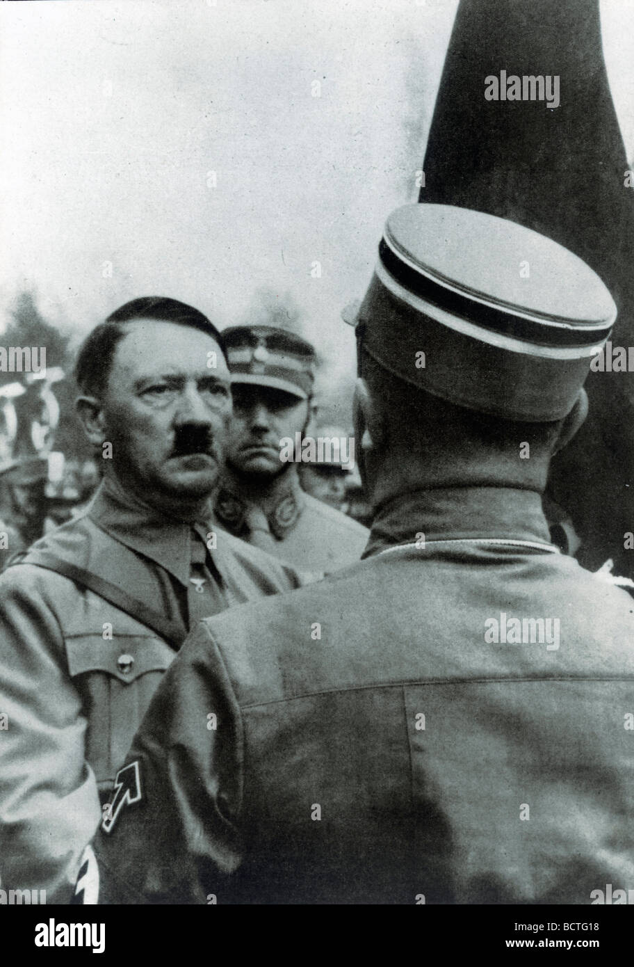 Adolf Hitler "consacrare' nuove bandiere con il sangue Blutfahne bandiera, dietro di lui il capo del personale di Viktor Lutze, foto storiche b Foto Stock