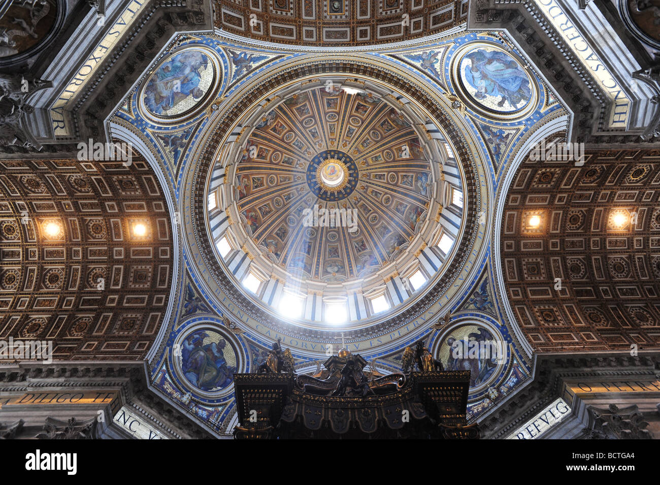 Europa Città del Vaticano cercando nella cupola della Basilica di San Pietro Foto Stock