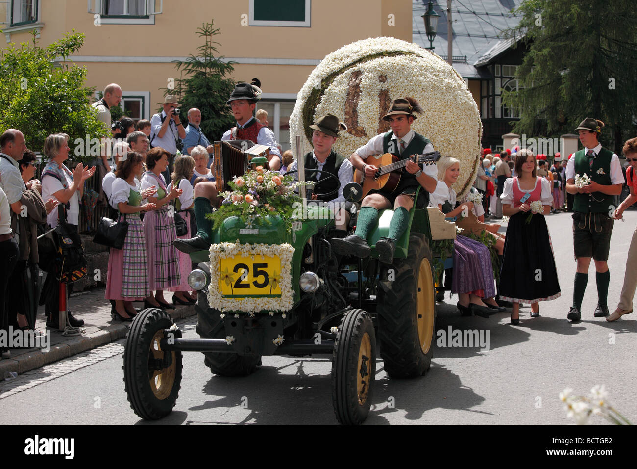 Trattore con palla da tennis da narcisi, Narzissenfest Narciso Festival a Bad Aussee, Ausseer Land, area Salzkammergut, Styr Foto Stock