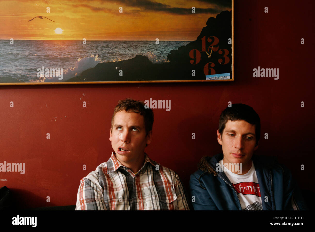 Randy Randall sinistra e Dean Spunt destra sono Nessun limite di età e la base rumore punk band Foto Stock