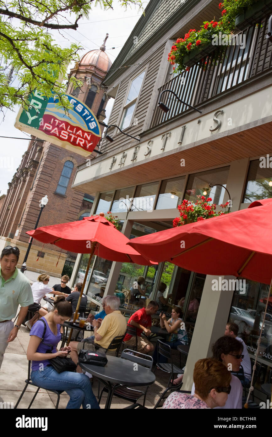 Cene alfresco in Mayfield Road Little Italy Cleveland Ohio Foto Stock