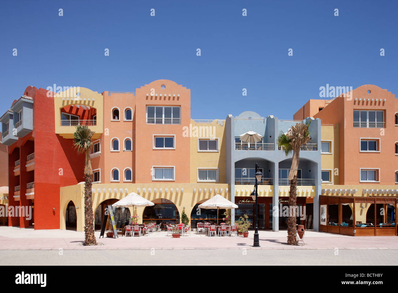 Fila di case con ristoranti, Hurghada, Egitto, Mare Rosso, Africa Foto Stock