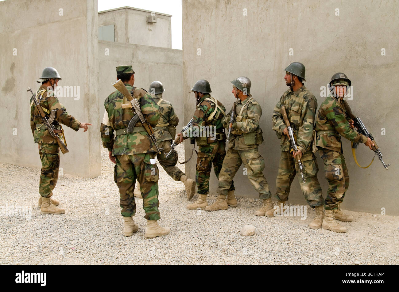 Esercito Nazionale Afghano reclute in formazione presso il militare di Kabul, Centro di Formazione Foto Stock