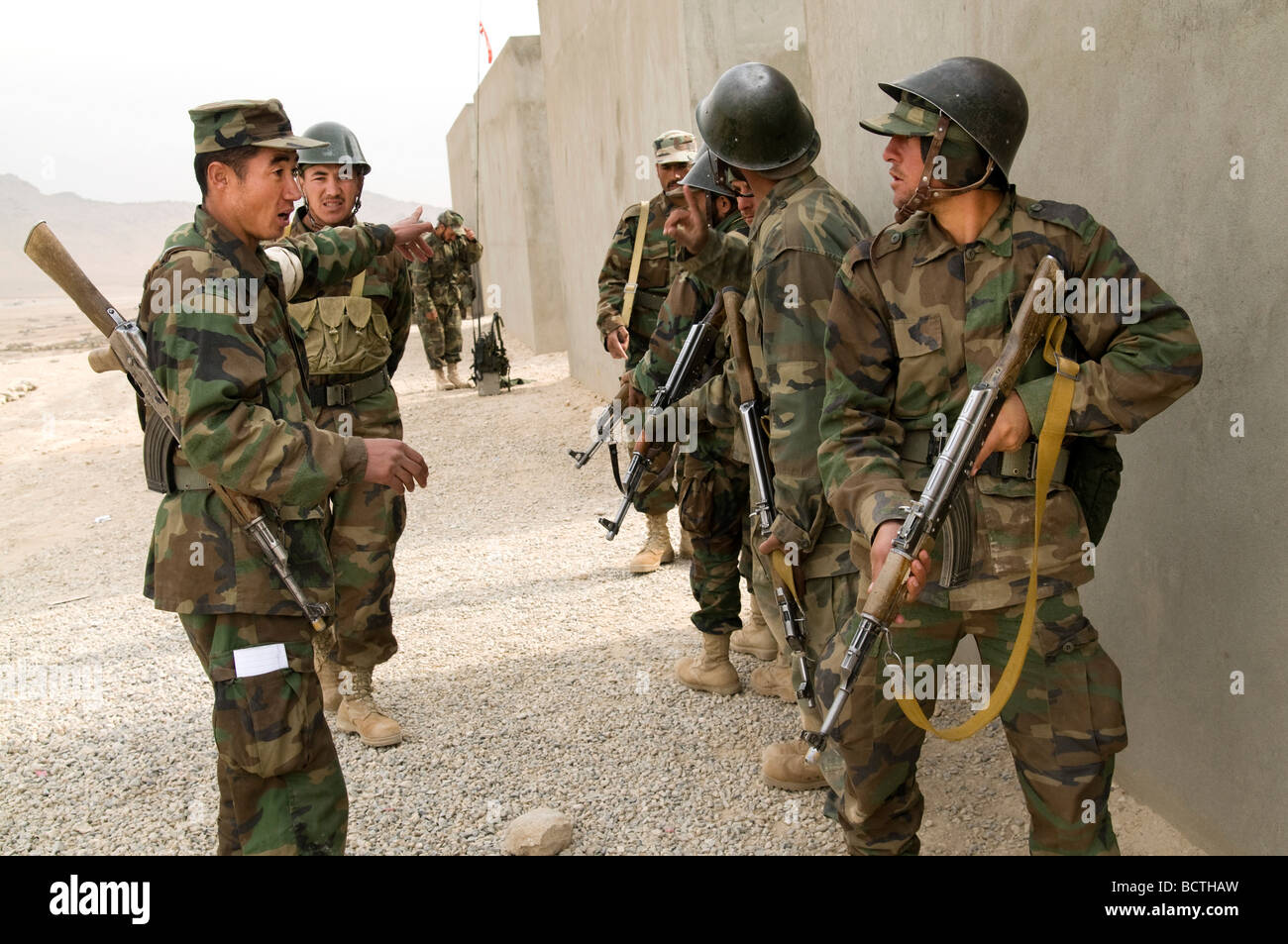 Esercito Nazionale Afghano reclute in formazione presso il militare di Kabul, Centro di Formazione Foto Stock