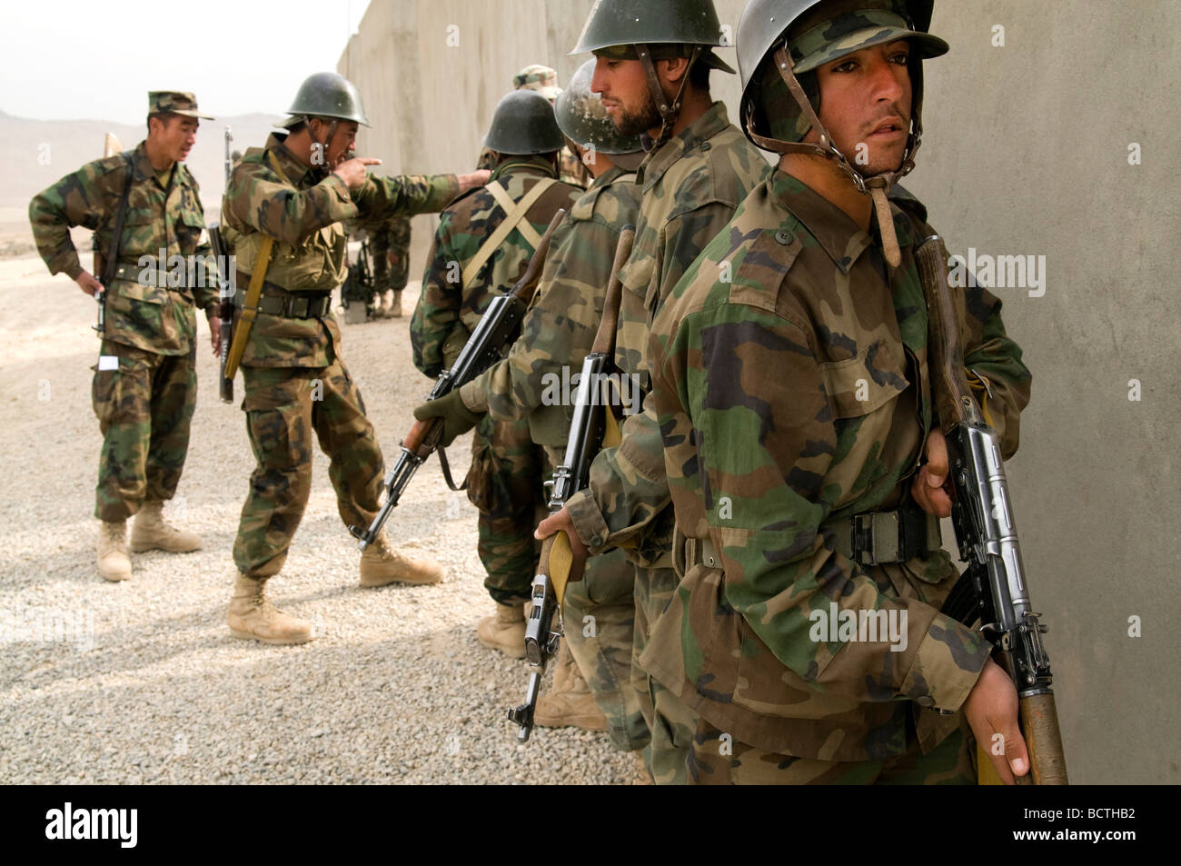 Esercito Nazionale Afghano reclute in formazione presso il militare di Kabul, Centro di Formazione Foto Stock