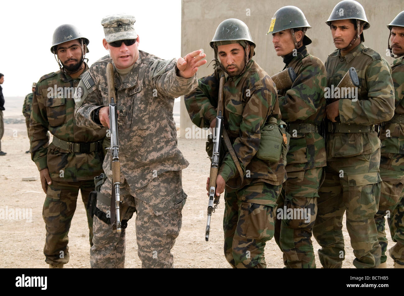 Esercito Nazionale Afghano reclute in formazione presso il militare di Kabul, centro di formazione con un esercito USA mentor trainer Foto Stock