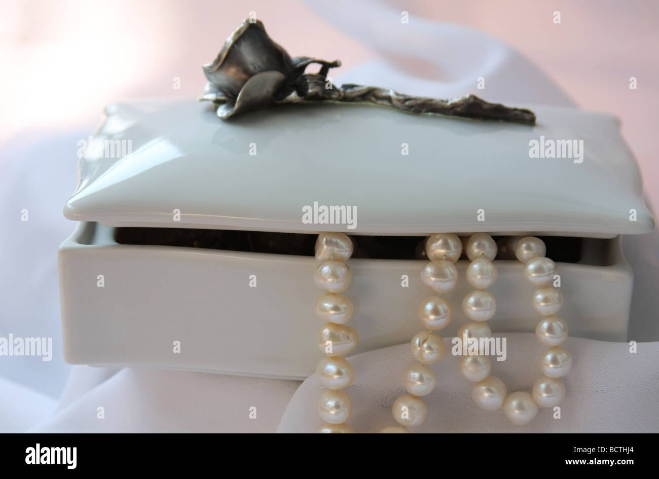 Belle perle nella casella di porcellana Foto Stock