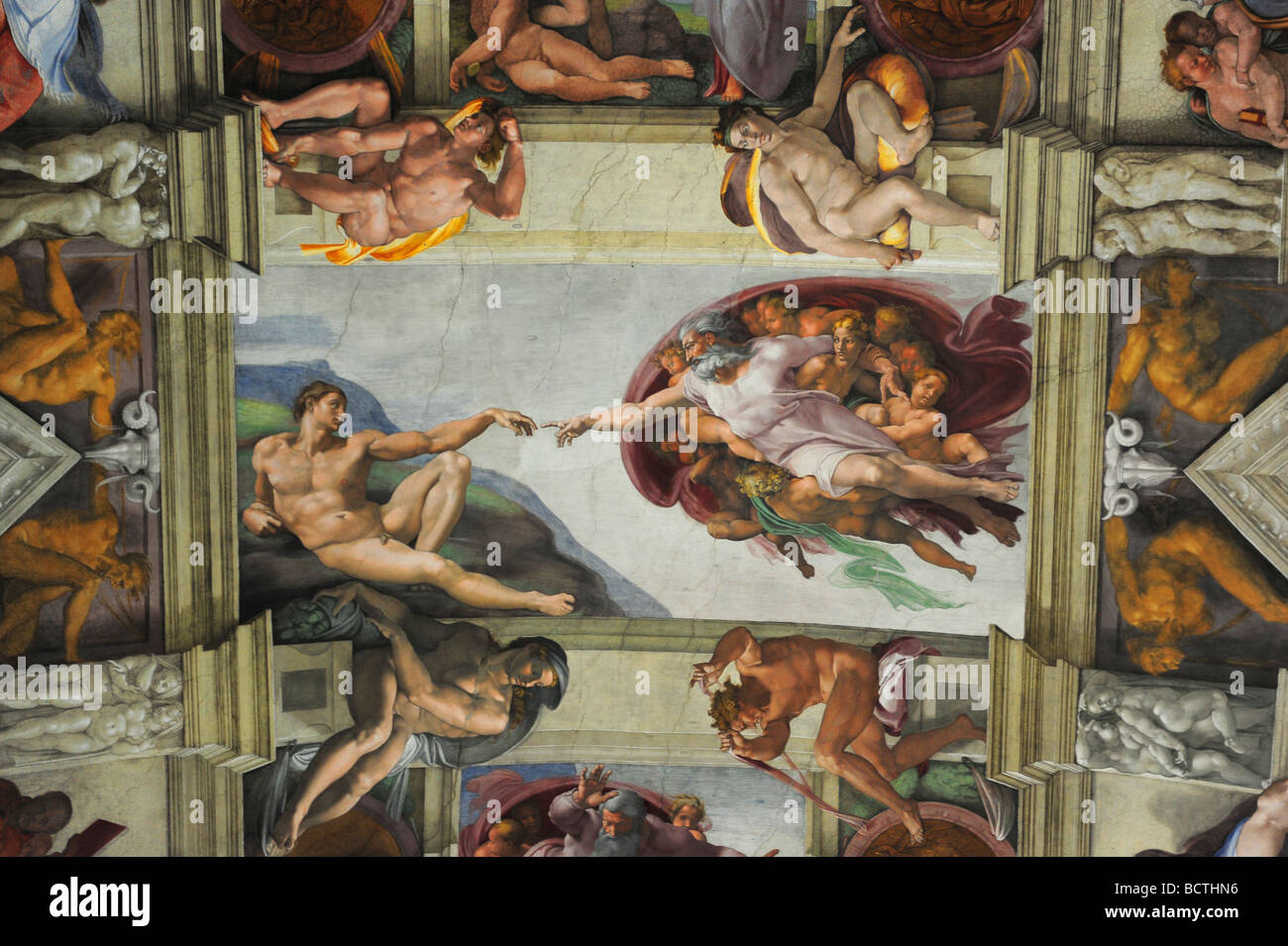 Europa Città del Vaticano Musei Vaticani la creazione di Adamo di Michelangelo sul soffitto della Cappella Sistina Foto Stock