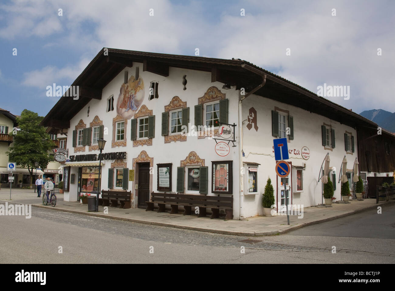 Garmisch Partenkirchen Baviera Germania UE Giugno tipiche facciate dipinte con affreschi luftlmalerei in questa bavarese resort di sci Foto Stock