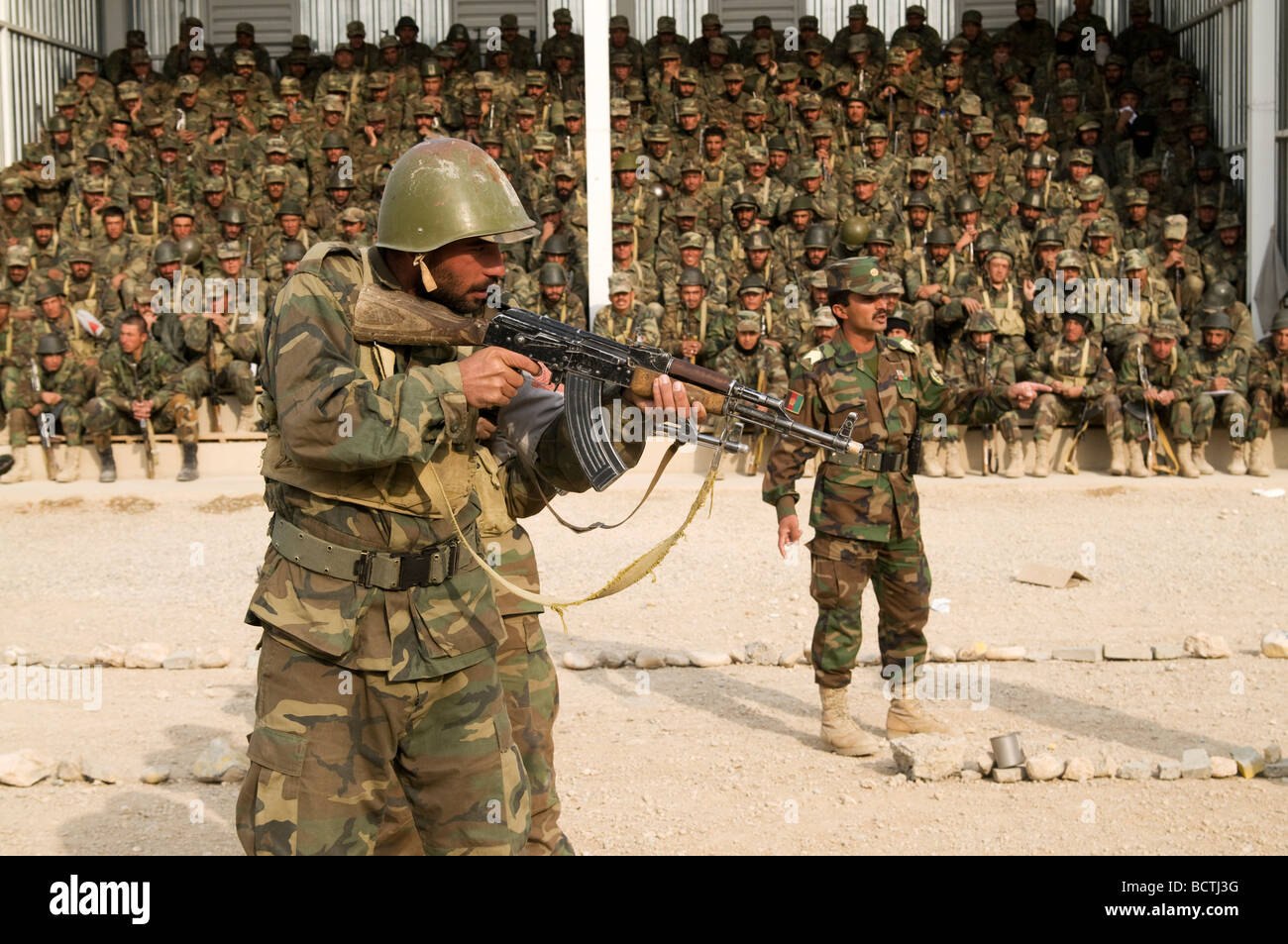 Esercito Nazionale Afghano reclute in formazione presso il militare di Kabul, Centro di Formazione Foto Stock