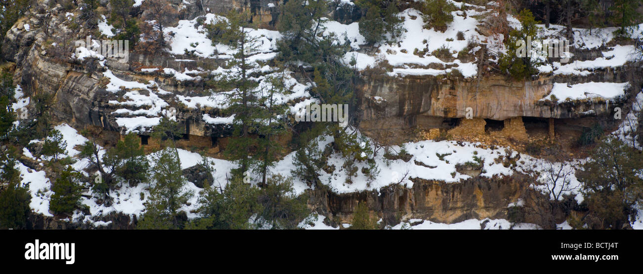 Resti di abitazioni indiano sulla cliffside di Walnut Canyon Arizona Foto Stock