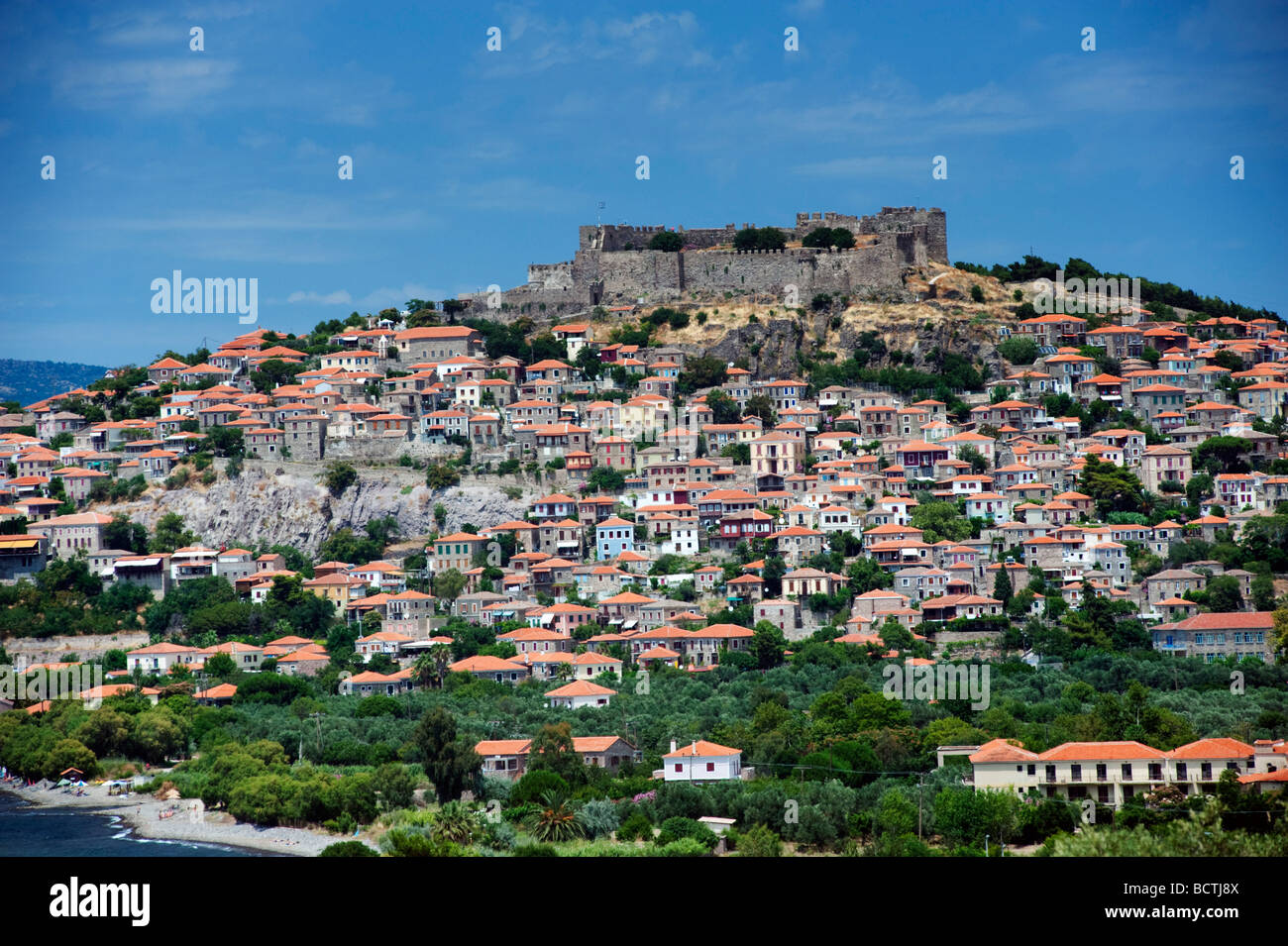 Vista della città di molivos o Mithymna con castello storico sulla collina sulla isola di Lesbo in Grecia Foto Stock