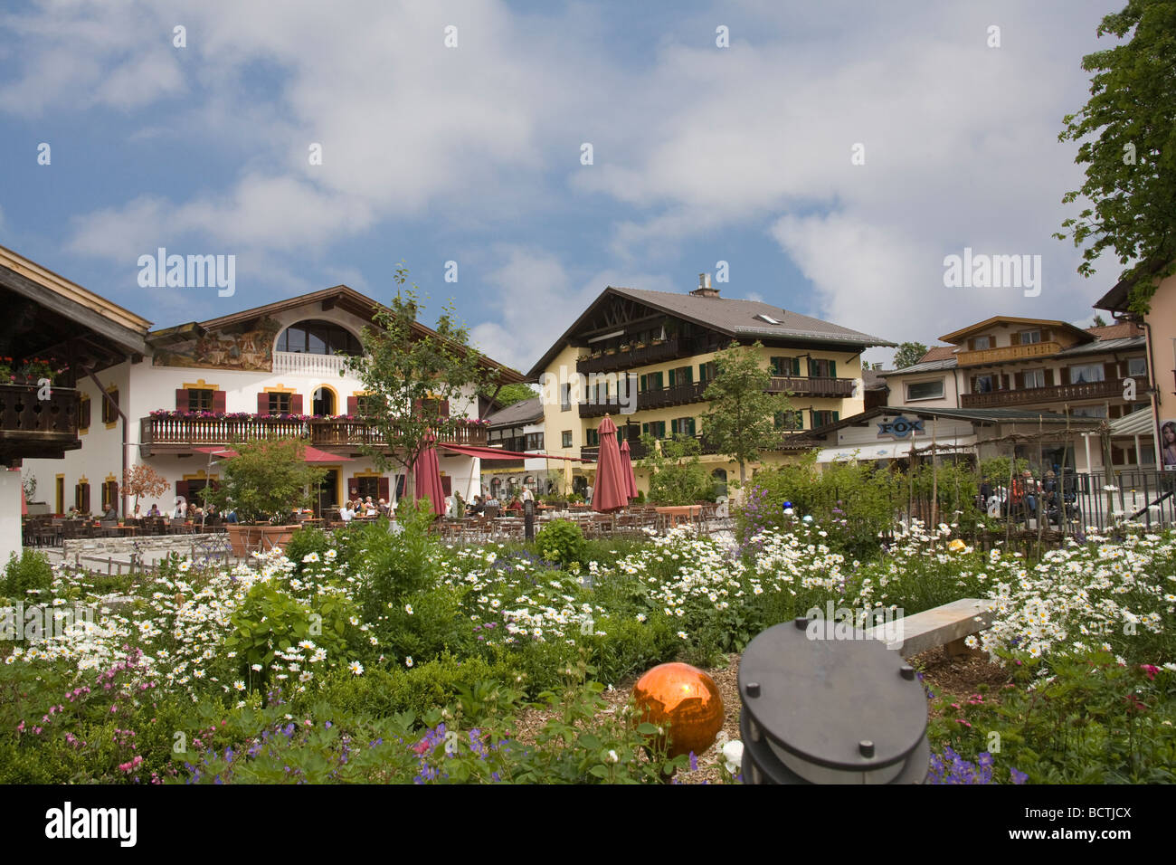 Garmisch Partenkirchen Baviera Germania UE giugno un piccolo parco in una zona pedonale in questa bavarese resort di sci Foto Stock