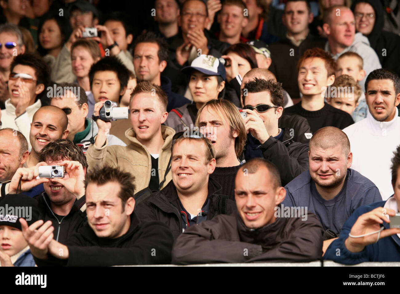 La folla di spettatori a Silverstone race track Foto Stock