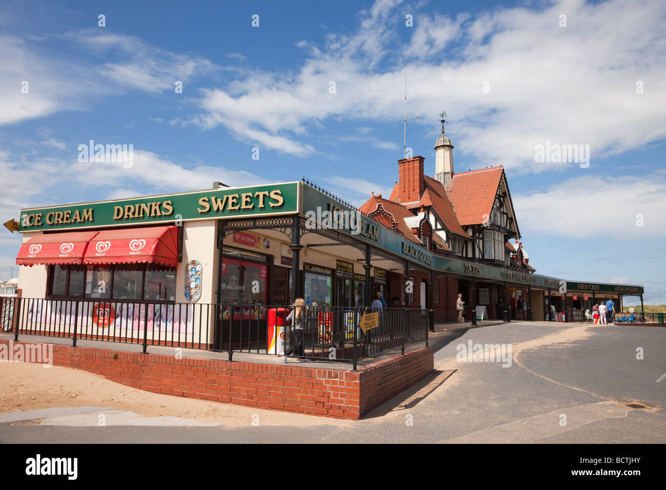 Lytham St Annes Lancashire Inghilterra UK gelato e negozio di dolci sul molo vittoriano in località balneare sulla costa di Fylde Foto Stock