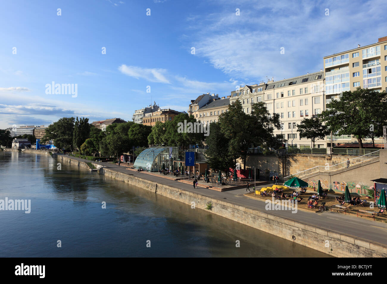 Herrmann beach bar sul Canale del Danubio, Herrmann Park, Vienna, Austria, Europa Foto Stock