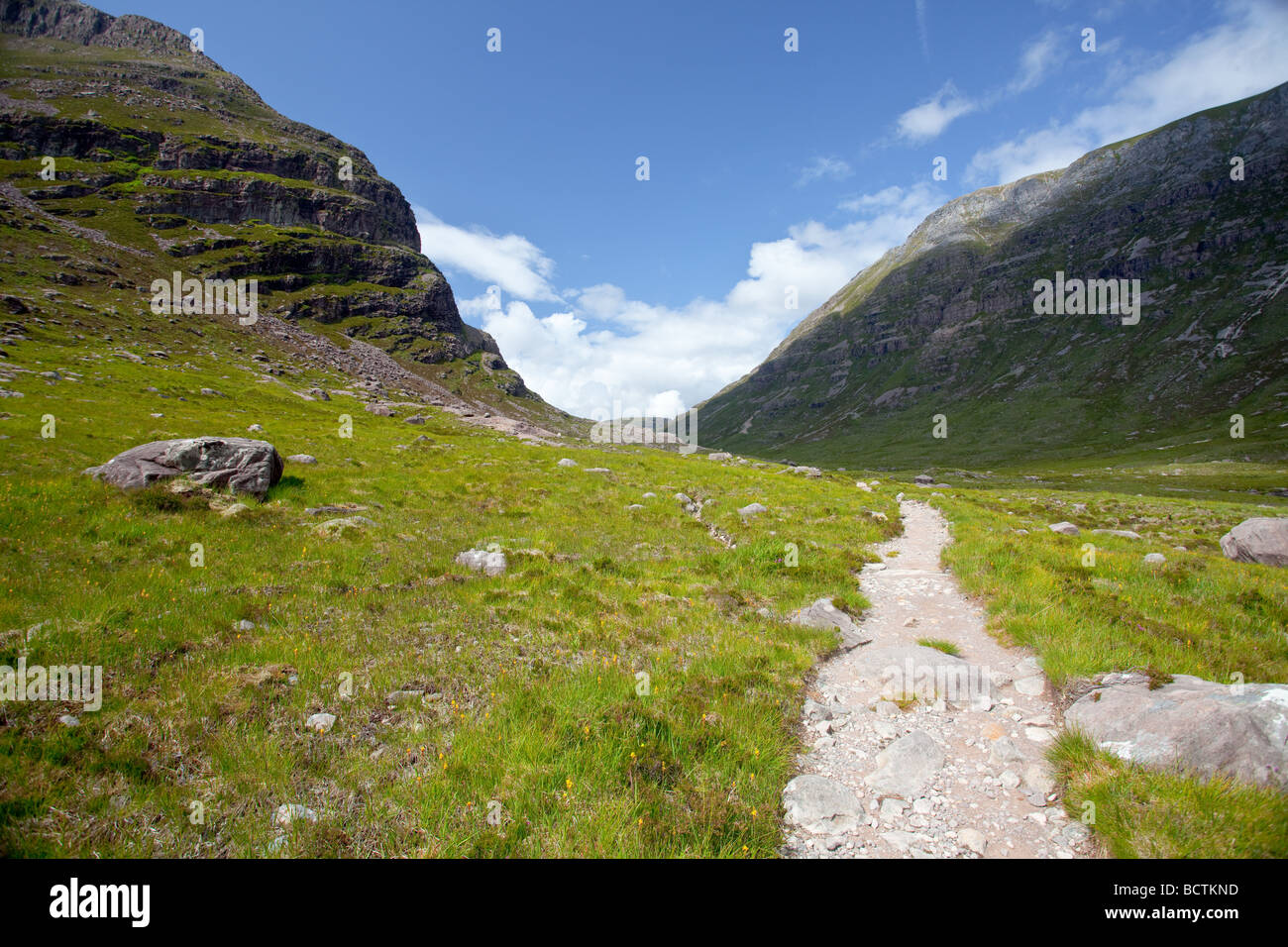 Percorso a piedi attraverso il passaggio tra Liathach e Benn Eighe mountain range in Torridon in Wester Ross in Scozia Foto Stock