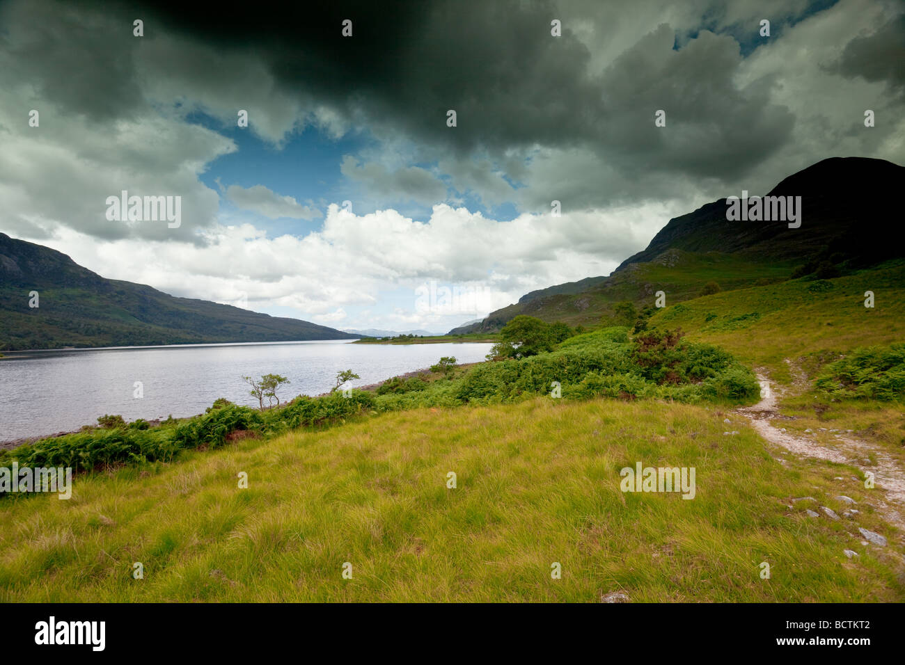 Una vista lungo il lato del Loch Maree sulla via della salita di Slioch Foto Stock