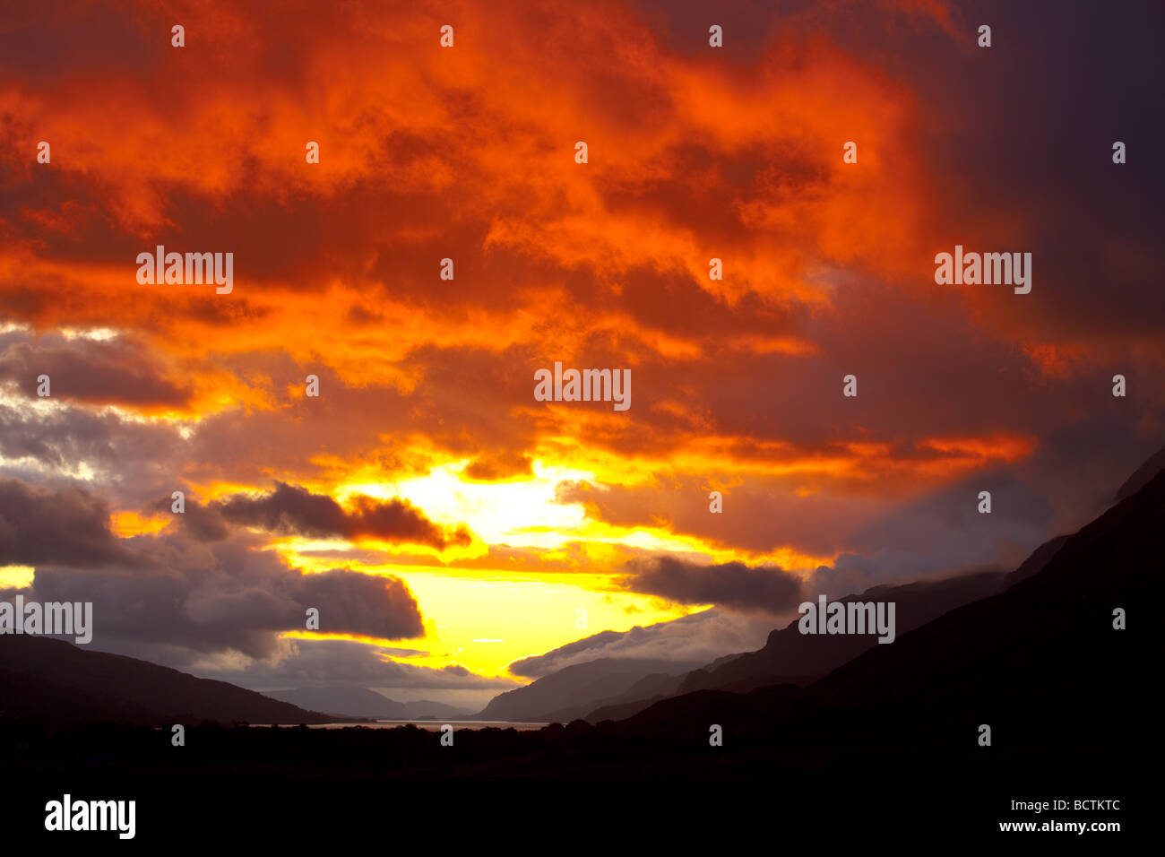 Bel tramonto sopra Loch Maree in Torridon della Scozia nelle highlands Foto Stock