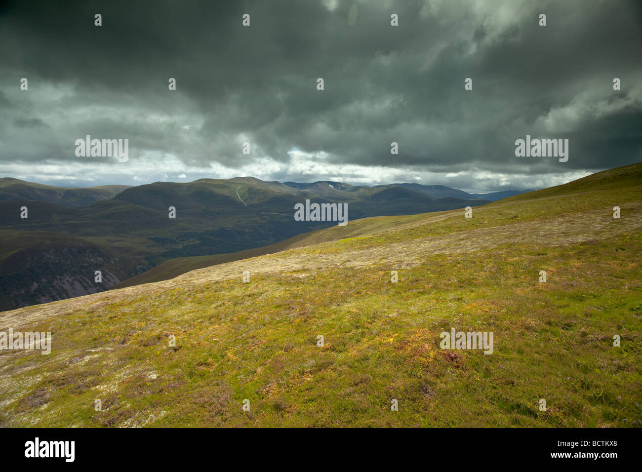 La vista guardando verso sud dalla cima di una piccola montagna di Meall un' Bhuacaille situato in Cairngorm montagne vicino a Aviemore Foto Stock