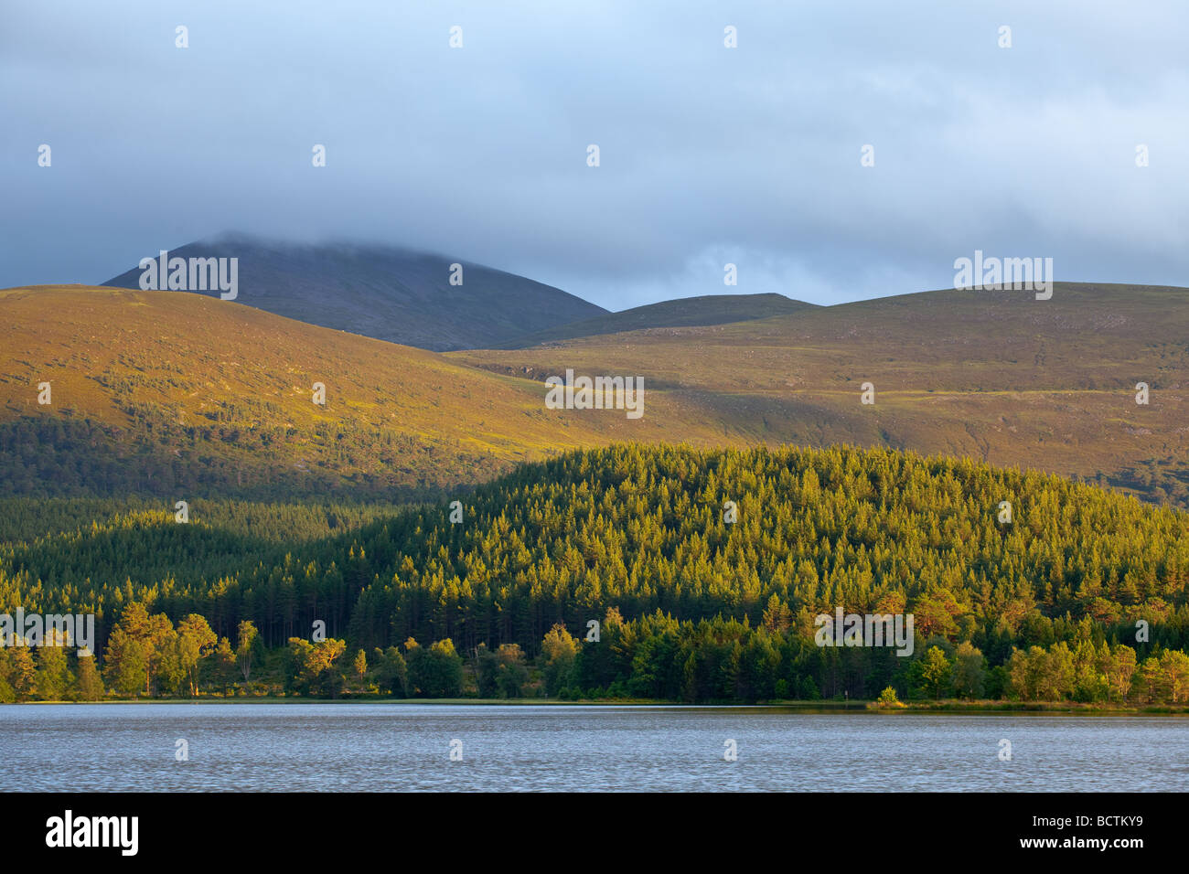 Il cairngorms da sul Loch Morlich al tramonto Foto Stock