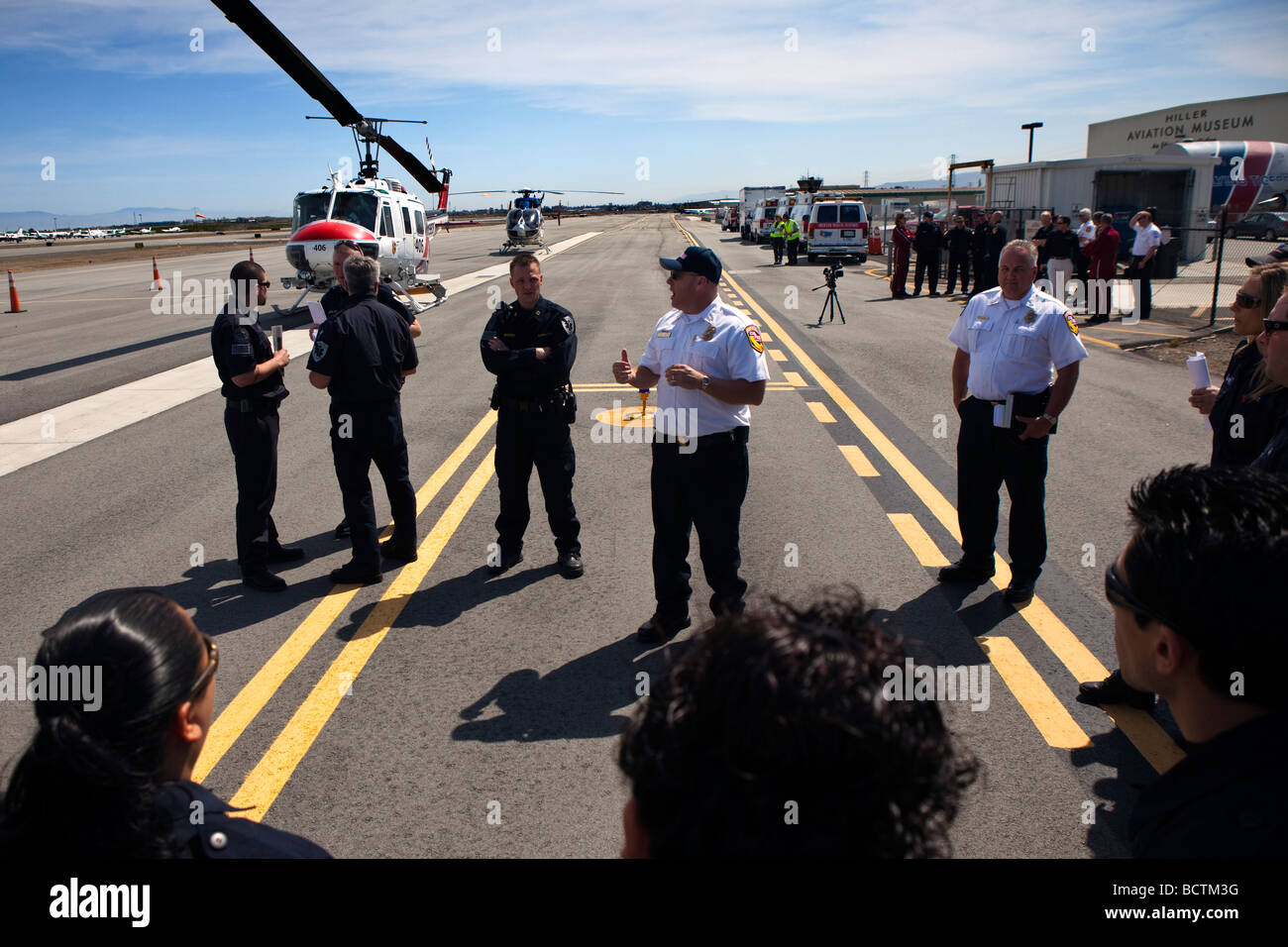 Emergency Responder operazioni speciali di formazione con CAL FIRE, California Highway Patrol, AMR & EMT Foto Stock