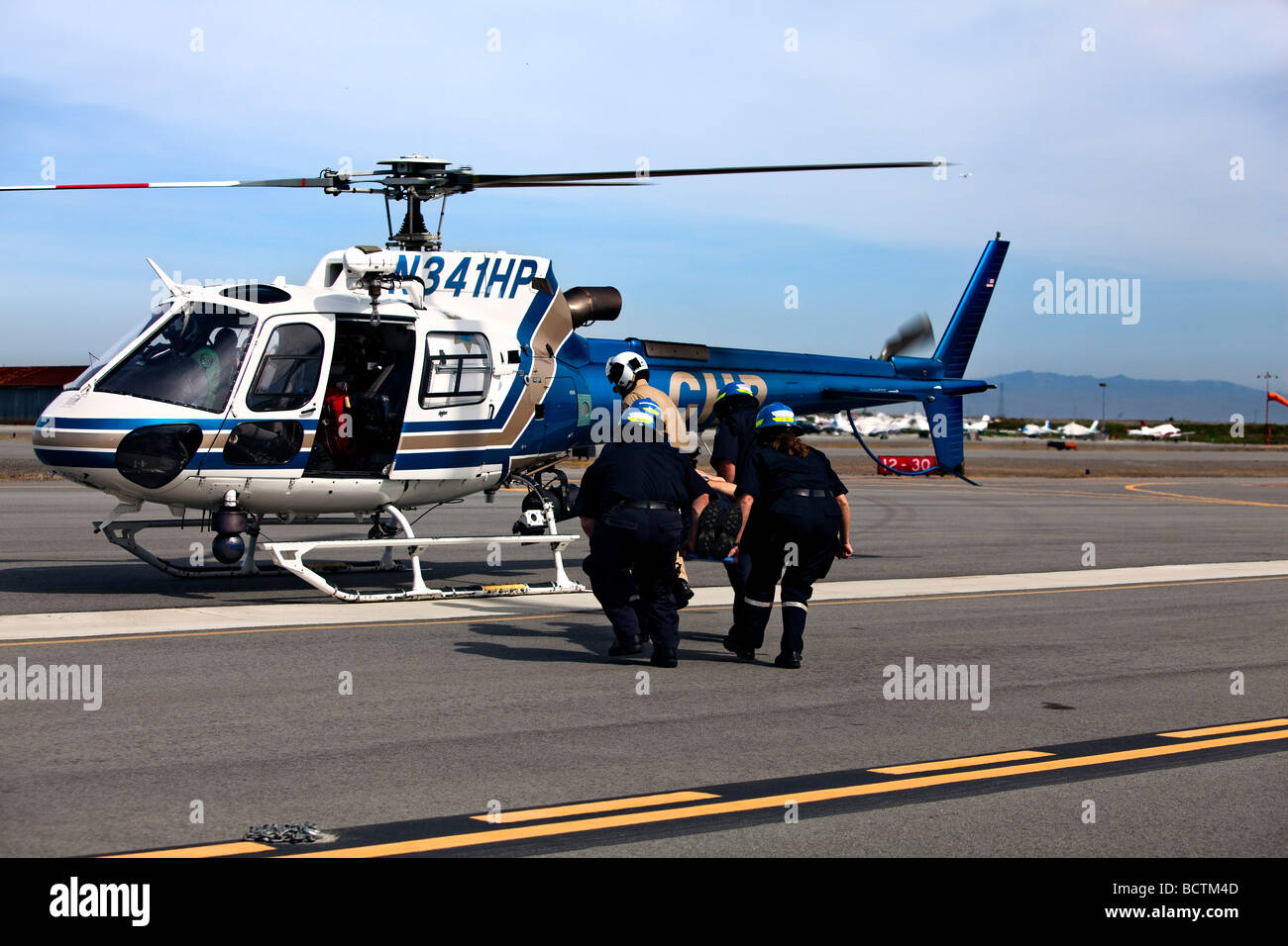 CAL FIRE Emergency Responder elicottero @ operazioni speciali di formazione con la California Highway Patrol, AMR & San Mateo EMT Foto Stock