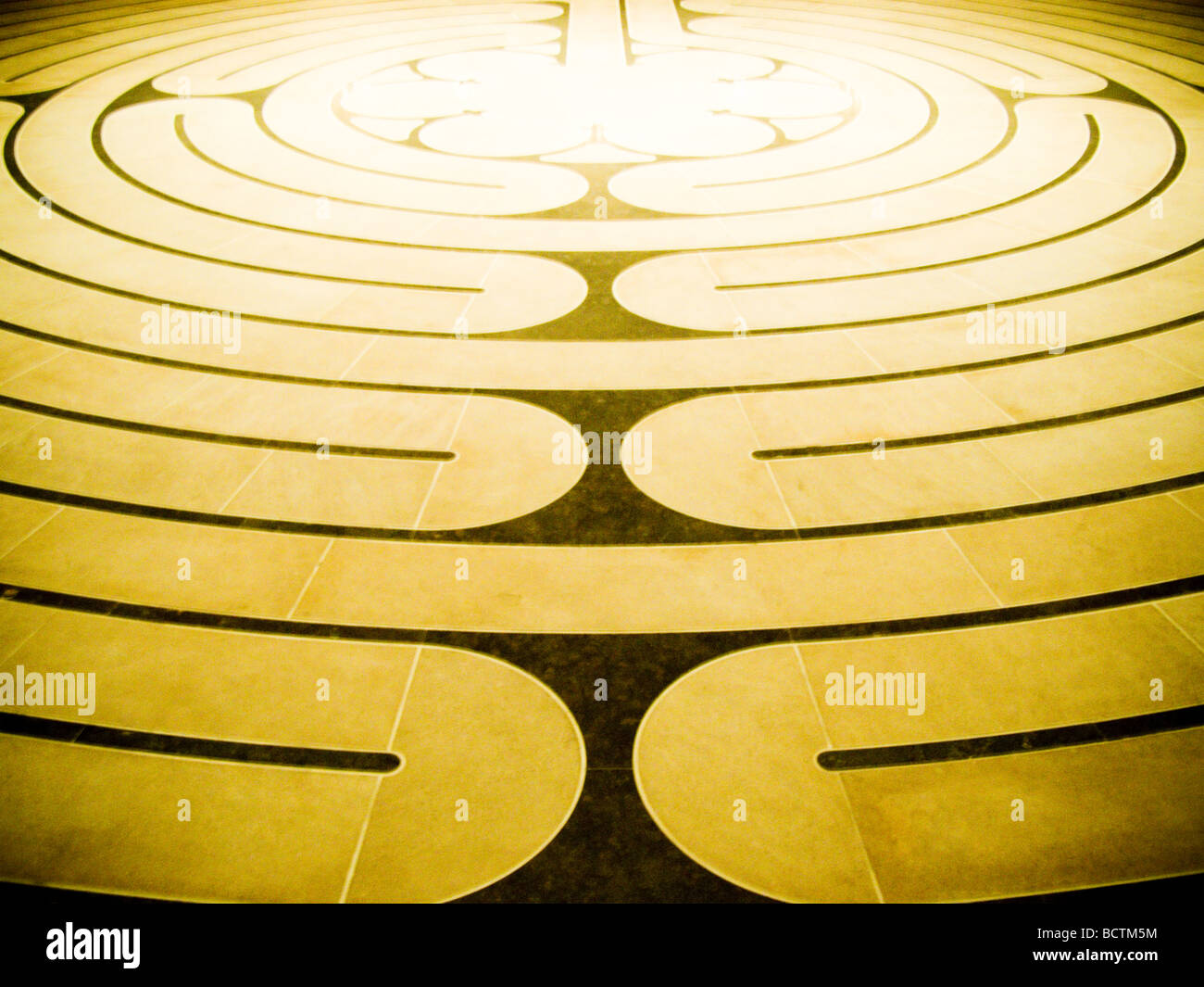 Marrone e oro labirinto a spirale modello a pavimento Foto Stock