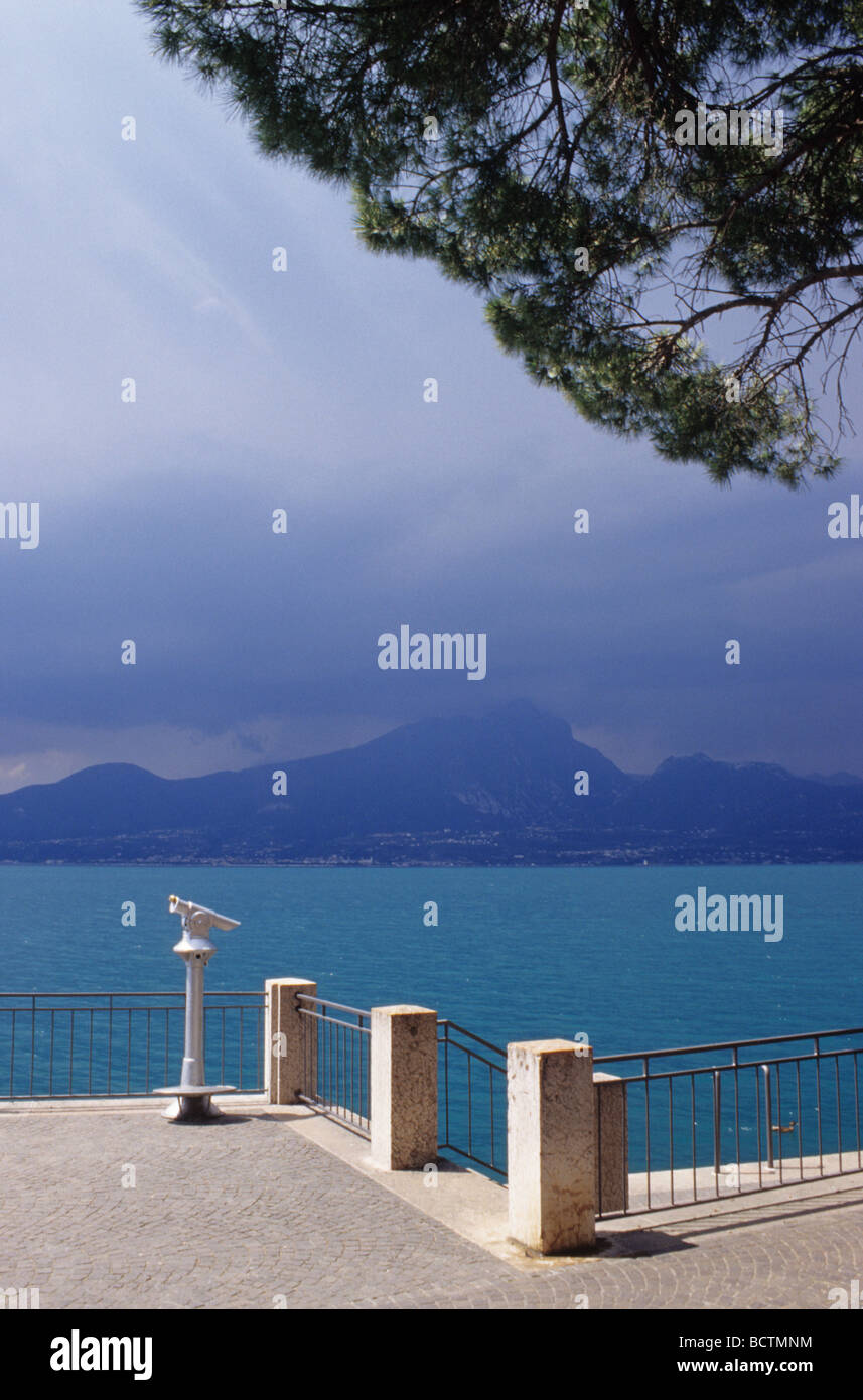Barche a Torri del Benaco Promenade, il Lago di Garda Foto Stock