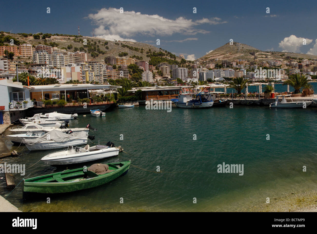 Vista del porto e della città di Saranda (o Sarande) in Albania Foto stock  - Alamy