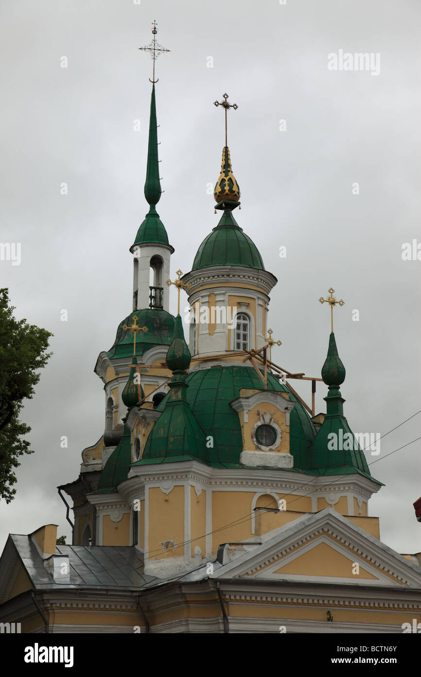 Il tetto e le torri in corrispondenza di una chiesa ortodossa nella città di Pärnu, Estonia, Stato baltico, l'Europa. Foto di Willy Matheisl Foto Stock