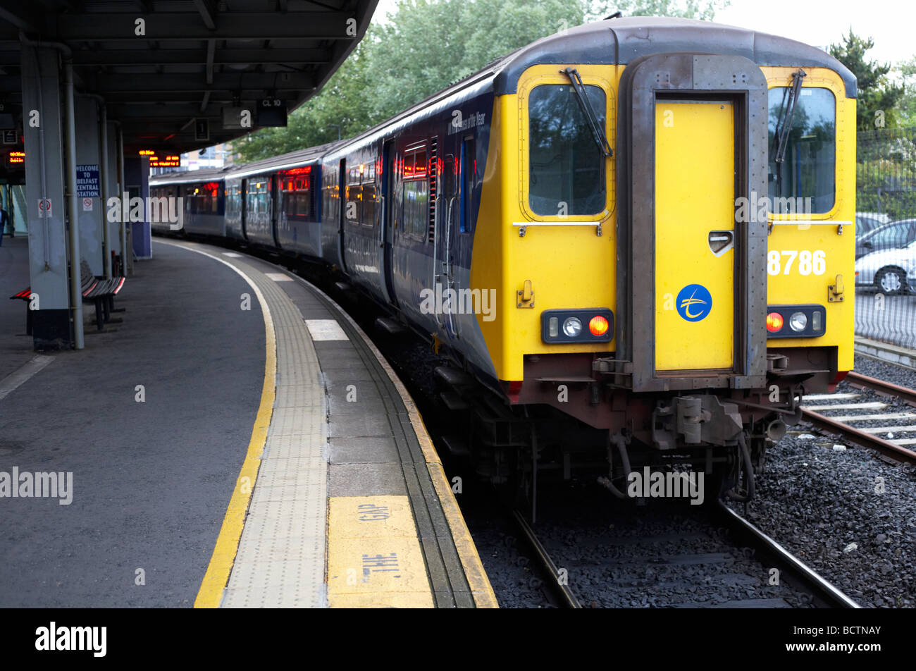 Il treno sulla piattaforma presso la stazione centrale di Belfast Irlanda del Nord Regno Unito Foto Stock