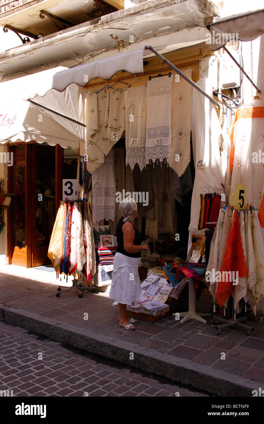 Un Tourist Shopping nelle stradine di Rethymnon città vecchia sull'isola greca di creta. Foto Stock