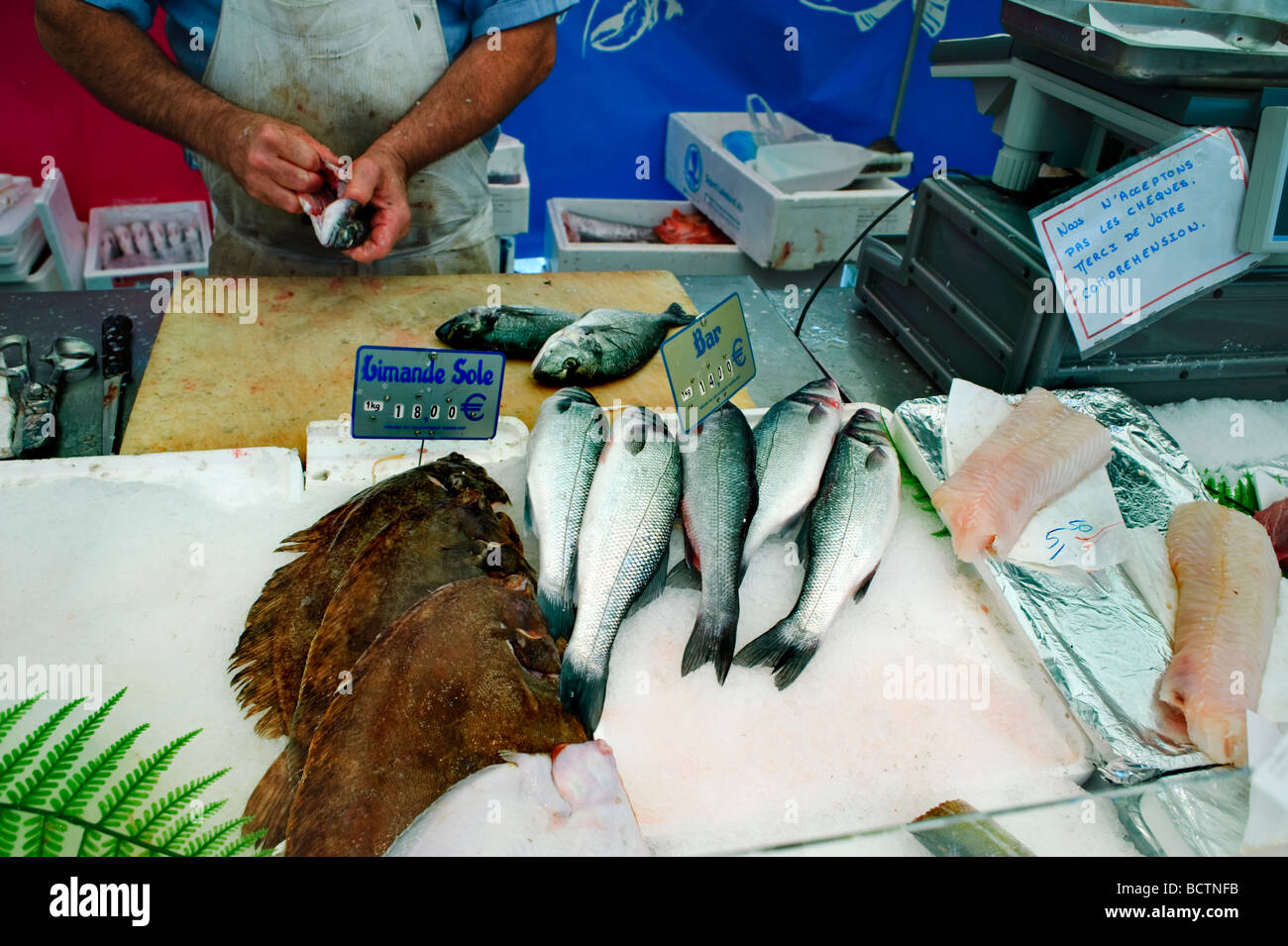 Parigi Francia, al di fuori del pubblico "Mercato alimentare" "mercati francesi " Dettaglio, stallo Display, pesce fresco pesce Monger' Pulizia del pesce Foto Stock