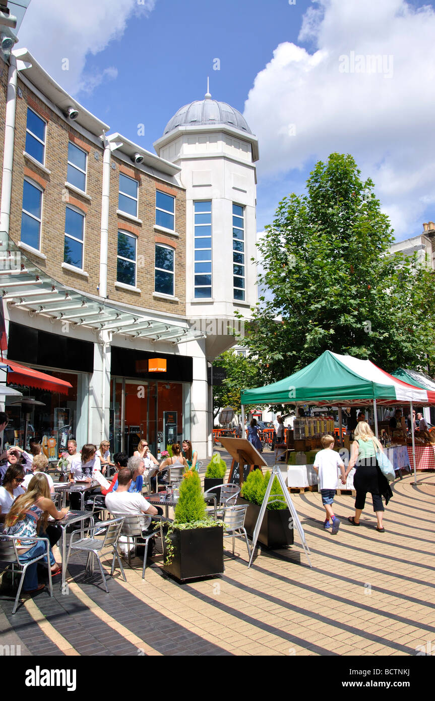 Outdoor cafe e mercato continentale la Piazza, Wimbledon, Greater London, England, Regno Unito Foto Stock