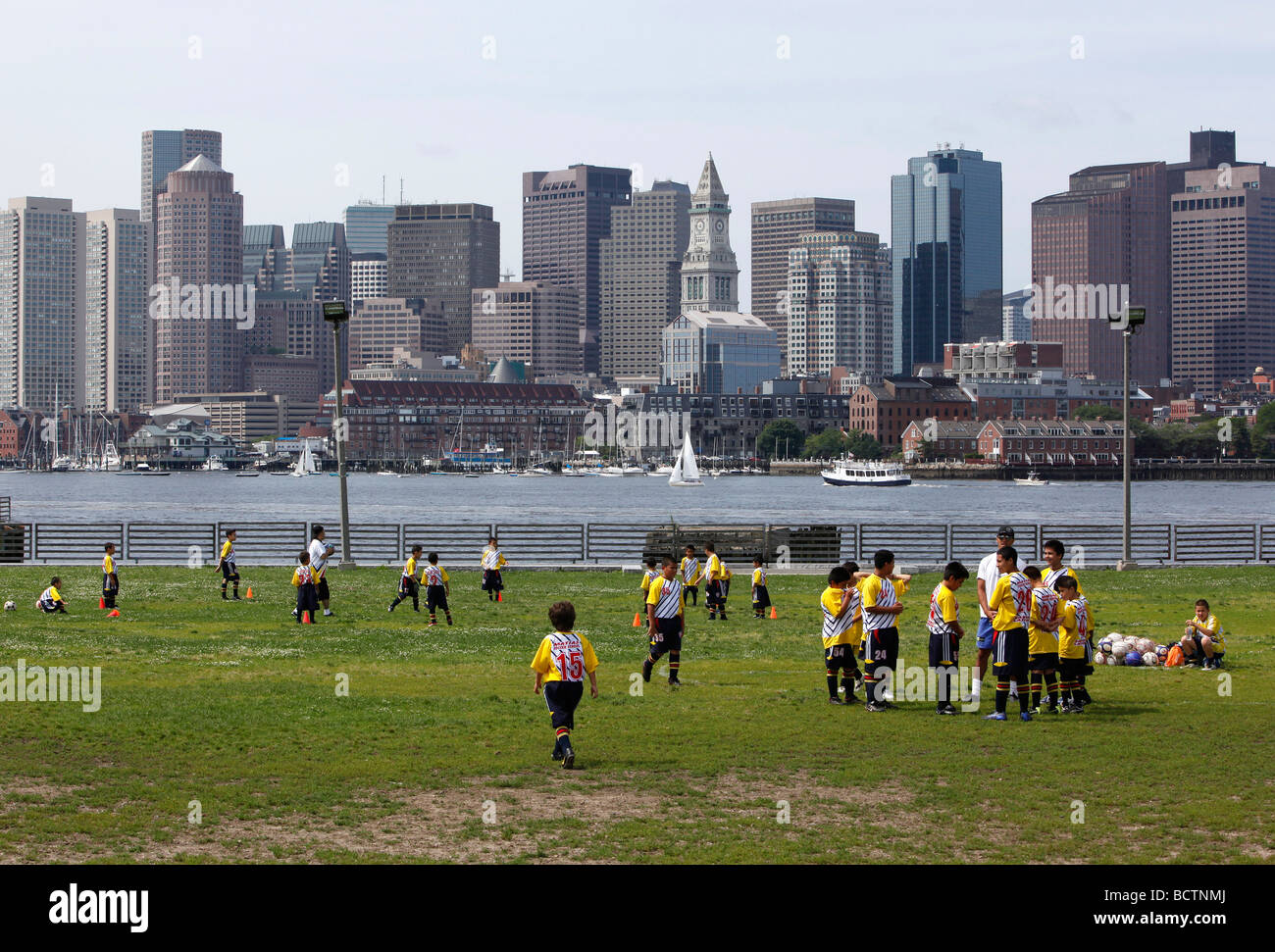 I bambini e la pratica del calcio, LoPresti Park, East Boston Foto Stock