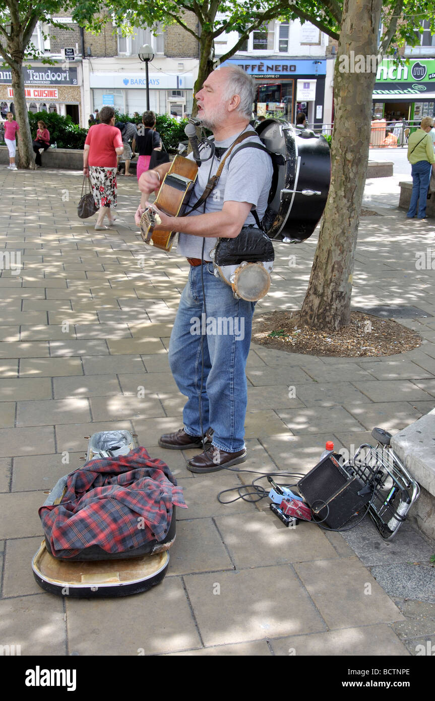 Street busker, il Broadway, Wimbledon, London Borough of Merton, Greater London, England, Regno Unito Foto Stock