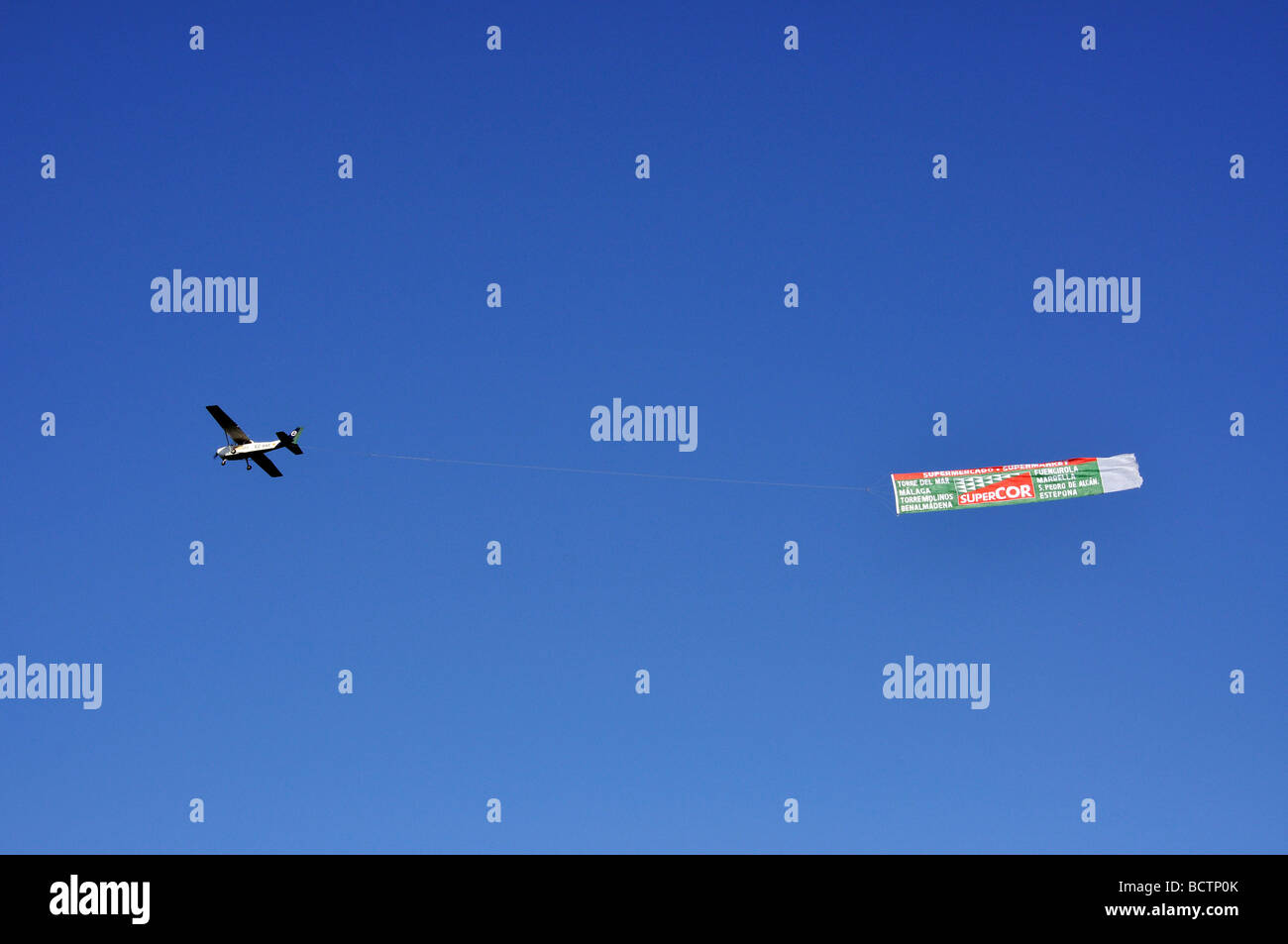 Traino aeromobili di pubblicità banner, Torremolinos, Costa del Sol, provincia di Malaga, Andalusia, Spagna Foto Stock