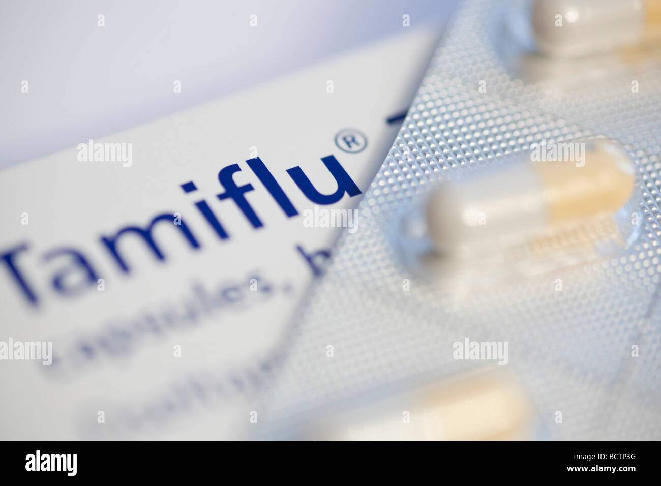 Le capsule di Tamiflu (Oseltamivir) utilizzata per velocizzare il recupero da H1N1 di influenza suina aviaria fabbricato da Roche Pharmaceuticals Foto Stock