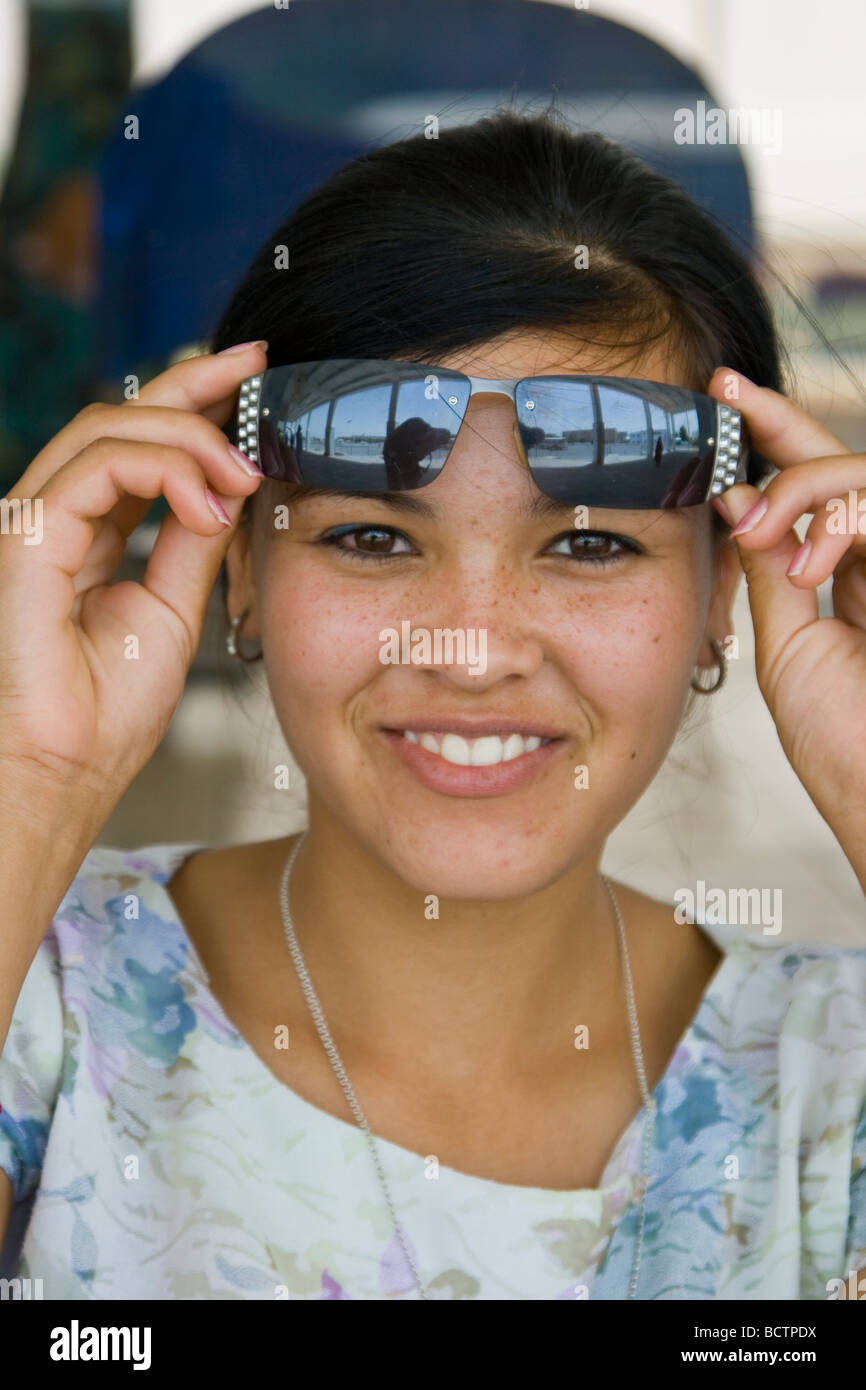 Moderno e giovane donna turkmeno in Maria il Turkmenistan Foto Stock