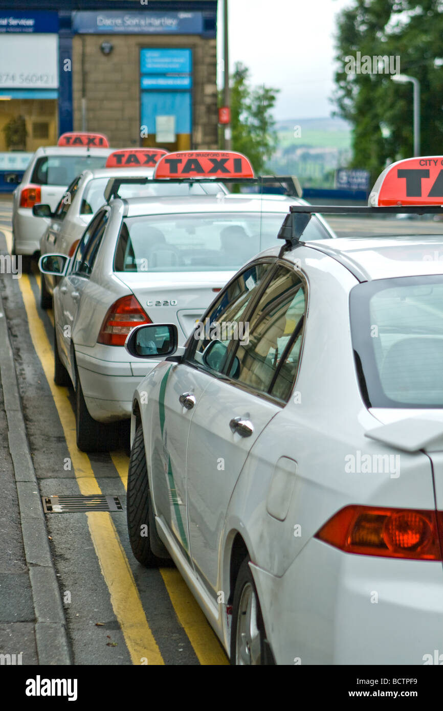 Taxi in fila Foto Stock