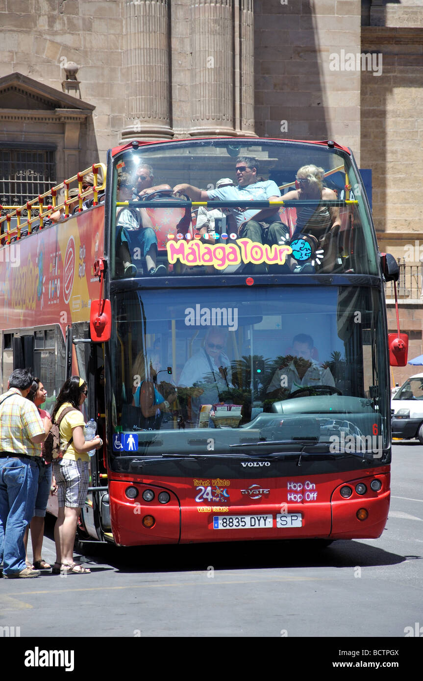 Open-top autobus turistico, Plaza del Obispo, Malaga, Costa del Sol, provincia di Malaga, Andalusia, Spagna Foto Stock