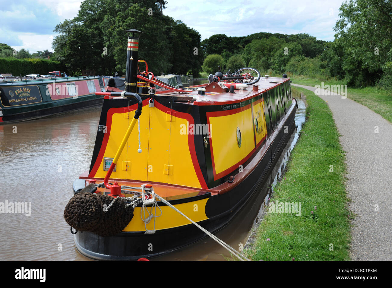 Dipinta di fresco barcone sul Shropshire union canal Foto Stock