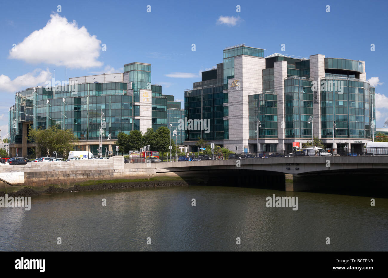 AIB Allied Irish Bank International Center sede di AIB dei mercati dei capitali e l'IFSC sul fiume Liffey a Dublino Foto Stock